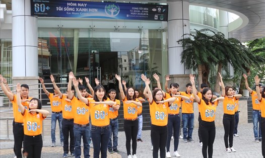 Đoàn viên thanh niên Công ty Điện lực Khánh Hòa cùng nhảy flashmob kêu gọi mọi người tắt đèn tiết kiệm điện vì một cuộc sống xanh hôm nay. Ảnh: T.T