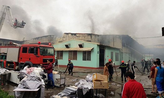Cháy nhà xưởng tại nhà máy may Vina Korea KCN Khai Quang, TP Vĩnh Yên, Vĩnh Phúc.