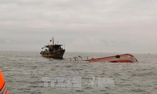 Lực lượng tìm kiếm, cứu hộ tàu cá bị chìm tại Gành Hào, Bạc Liêu (ảnh TTXVN)