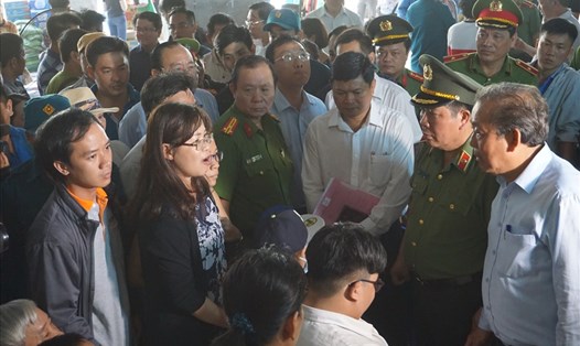 Phó Thủ tướng Thường trực Chính phủ Trương Hòa Bình trao đổi với bà con chung cư Carina sáng 25.3.  Ảnh: M.Q
