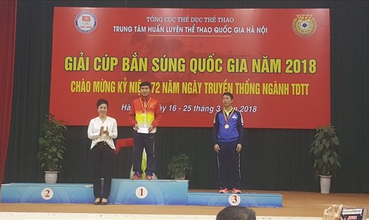 HLV Vũ Thị Nhung trao giải cho các VĐV. Ảnh: Mai Hoa