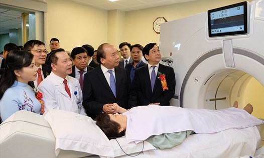 Thủ tướng thăm hỏi bệnh nhân đang điều trị tại BV Hữu Nghị Việt Xô 