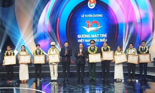 Thủ tướng Nguyễn Xuân Phúc và Bí thư thứ nhất Trung ương Đoàn Lê Quốc Phong trao tặng Giải thưởng Gương mặt trẻ Việt Nam tiêu biểu 2017 cho 10 cá nhân xuất sắc. Ảnh: TP