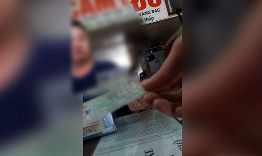 Cảnh mua bán Giấy chứng minh nhân dân và các giấy tờ tùy thân khác (Hình ảnh cắt từ clip do phóng viên Báo Lao Động thực hiện).