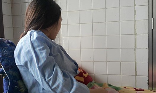 Nữ thực tập sinh Phan Thị Hiên trên giường bệnh sáng ngày 25.3 (ảnh: Nguyễn Hải/Vnexpress.net).