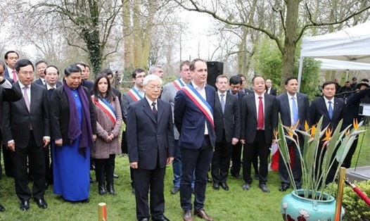 Tổng Bí thư Nguyễn Phú Trọng dâng hoa tại Tượng Chủ tịch Hồ Chí Minh, trồng cây lưu niệm và thăm Không gian Hồ chí Minh tại thành phố Montreuil. Ảnh: TTXVN