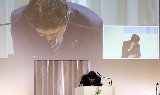 Thủ tướng Shinzo Abe xin lỗi tại cuộc họp của đảng cầm quyền hôm 25.3. Ảnh: Reuters