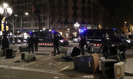 Đường phố Barcelona sau các cuộc đụng độ giữa cảnh sát và người biểu tình ngày 25.3. Ảnh: Reuters