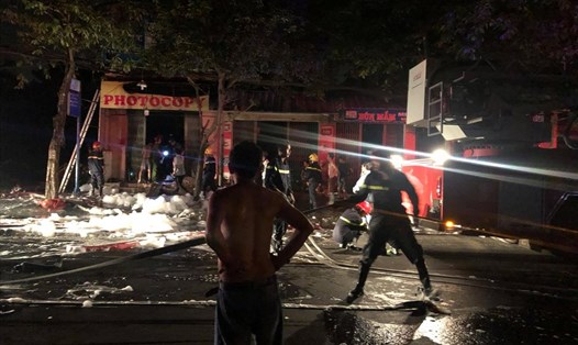 Cảnh sát nỗ lực dập tắt đám cháy tiệm photocopy trên đường Nguyễn Ảnh Thủ, Hóc Môn. Ảnh: C.P