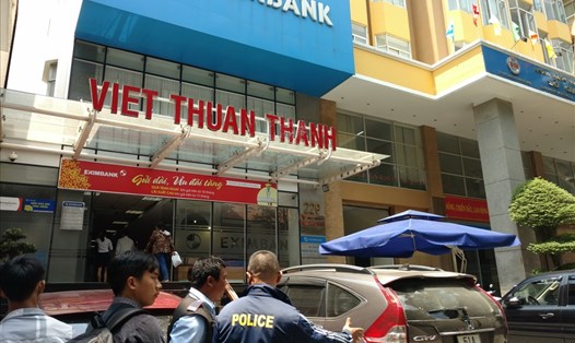 Cơ quan CSĐT và VKS đang làm việc tại trụ sở Eximbank chi nhánh TPHCM. Ảnh: P.B 