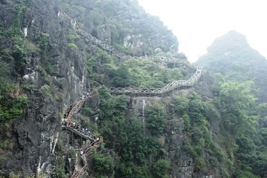 Công trình "khủng" xây dựng trái phép ở vùng lõi quần thể danh thắng Tràng An, Ninh Bình. Ảnh: N.T