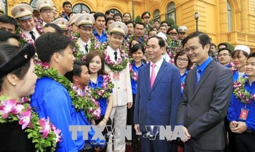 Chủ tịch nước Trần Đại Quang và đại diện cán bộ Đoàn xuất sắc tiêu biểu toàn quốc. Ảnh: TTXVN