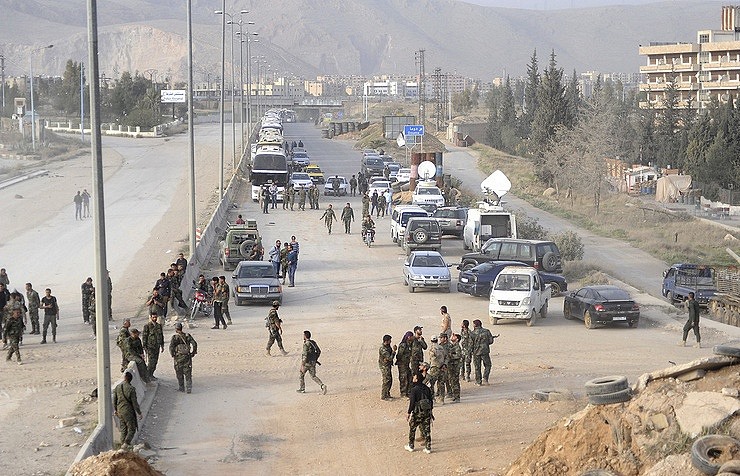 Trong hai ngày qua, 6.441 tay súng và người thân đã sơ tán khỏi Arbil đến tỉnh Idlib. Ảnh: AP. 