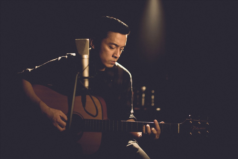 Hình ảnh quen thuộc của Lam Trường với cây guitar.