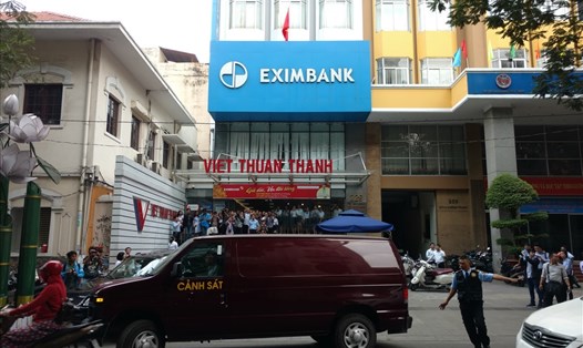 Bộ Công an thực hiện lệnh khám xét và bắt Thủy và Thi tại Eximbank chi nhánh TPHCM. Ảnh: P.B 