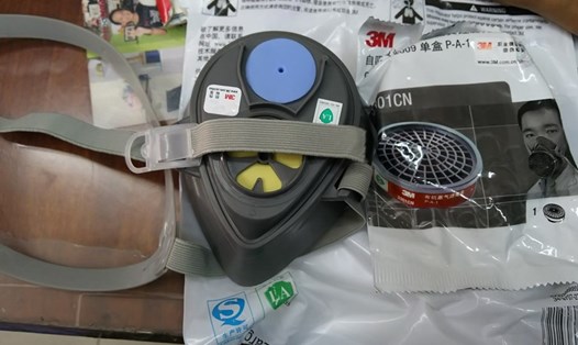 Sản phẩm mặt nạ chống độc xuất xứ Trung Quốc được rao bán 140.000 đồng/chiếc tại chợ Dân Sinh (Q.1, TPHCM).  Ảnh: M.Q