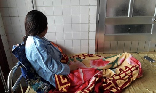 Nữ giáo sinh P.T.H  đang điều trị tại Trung tâm chăm sóc sức khỏe sinh sản tỉnh Nghệ An. Ảnh: Nguyễn Hải.