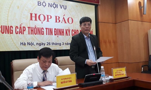 Ông Nguyễn Tiến Thành (đứng) - Chánh văn phòng Bộ Nội vụ thông tin tại họp báo. Ảnh: Vietnamnet