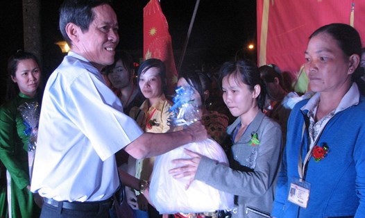 Chủ tịch LĐLĐ tỉnh Bến Tre - ông Lê Văn Quyền - trao quà tết cho CNLĐ. Ảnh: PV