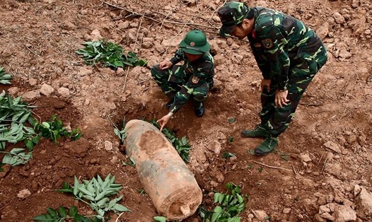 Quả bom khủng có trọng lượng 750 cân Anh mới được người dân xã Phong Vân (Lục Ngạn, Bắc Giang) phát hiện. Ảnh: NH.
