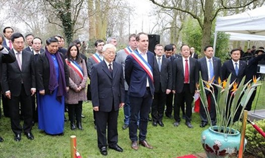 Tổng Bí thư Nguyễn Phú Trọng dâng hoa tại Tượng đài Chủ tịch Hồ Chí Minh, trồng cây lưu niệm và thăm Không gian Hồ chí Minh tại thành phố Montreuil.