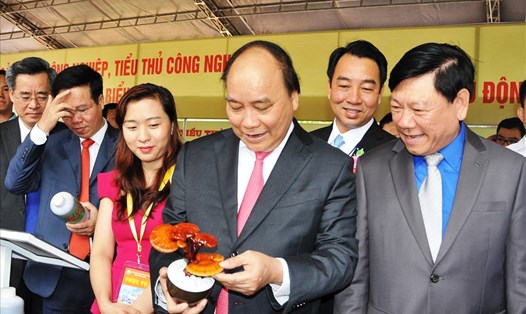 Thủ tướng Nguyễn Xuân Phúc tham quan các gian hàng tại hội nghị (ảnh: P.V)