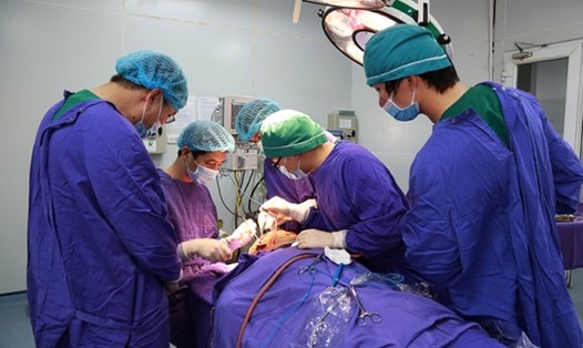 Các bác sĩ tiến hành phẫu thuật gắp dị vật cho bệnh nhân N