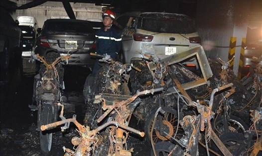 Ô tô, xe máy bị cháy trong vụ hhoả hoạn tại Chung cư Carina plaza