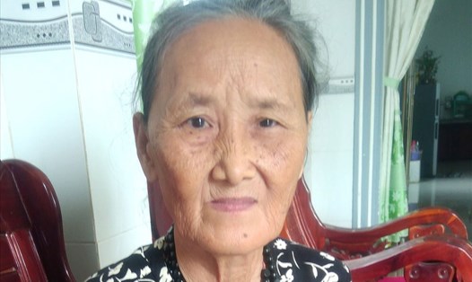 Bà Lê Thị Đông trình bức xúc vì tự nhiên bị thu "sổ đỏ".