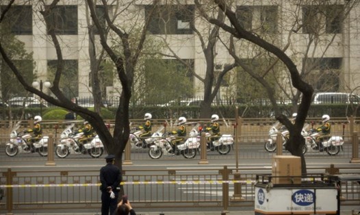 Đoàn xe hộ tống ở Bắc Kinh chiều 27.3. Ảnh: AP. 