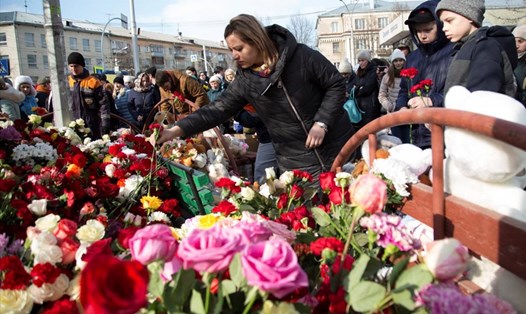 Người dân đặt hoa tưởng niệm các nạn nhân vụ hỏa hoạn trung tâm thương mại ở Nga. Ảnh: Reuters. 