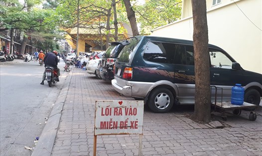 Bãi gửi xe trái phép tồn tại trên ngõ Hàng Cháo (phường Cát Linh, quận Đống Đa).Ảnh: PV

