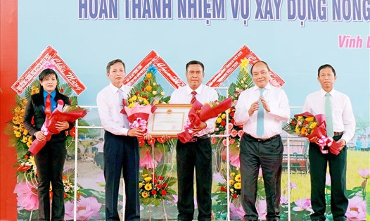 Thủ tướng Nguyễn Xuân Phúc trao Quyết định công nhận đạt danh hiệu Nông thôn mới cho thị xã Bình Minh (ảnh: Dương Thu)