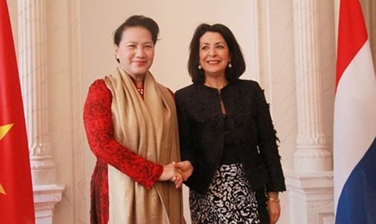 Chủ tịch Hạ viện Vương quốc Hà Lan Khadija Arib chủ trì lễ đón Chủ tịch Quốc hội Nguyễn Thị Kim Ngân. Ảnh: VOV. 