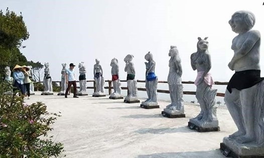 Cty Cổ phần quốc tế Hòn Dáu chọn cách mặc váy, quần bơi cho những bức tượng này.