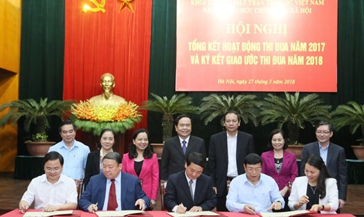 Khối thi đua Mặt trận Tổ quốc Việt Nam và các tổ chức chính trị - xã hội ký kết giao ước thi đua năm 2018. Ảnh: P.V