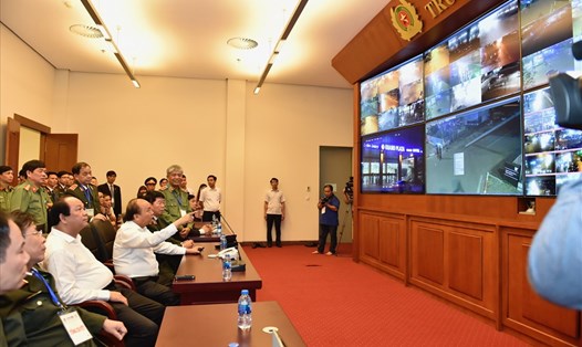 Thủ tướng Nguyễn Xuân Phúc cùng các thành viên ban tổ chức đã rà soát, kiểm tra kịch bản của từng phiên họp, kế hoạch di chuyển các đội hình xe... Ảnh: VGP