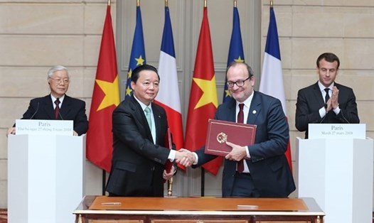 Lễ ký kết Bản ghi nhớ triển khai quan hệ Đối tác chiến lược Thỏa thuận Paris giữa Bộ Tài nguyên và Môi trường với Cơ quan Phát triển Pháp (AFD). Ảnh: TTXVN