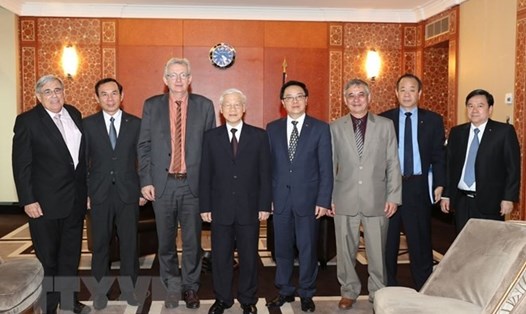 Tổng Bí thư Nguyễn Phú Trọng và Bí thư toàn quốc Đảng Cộng sản Pháp Pierre Laurent (thứ 3 từ trái sang) cùng các đại biểu chụp ảnh chung. Ảnh: TTXVN