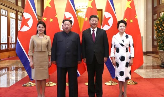 Chủ tịch Tập Cận Bình và Phu nhân Bành Lệ Viện đón tiếp nhà lãnh đạo Kim Jong-un và Phu nhân Ri Sol Ju. Ảnh: Tân Hoa xã