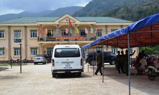 2 nghi can dùng súng giết người ở Kon Tum đã bị lực lượng chức năng áp giải về trụ ở UBND xã Sơn Ba để lấy lời khai ban đầu. Ảnh: T.H