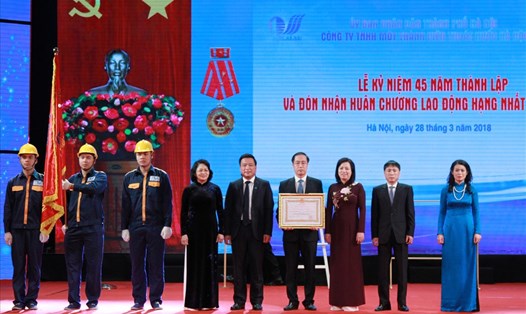 Phó Chủ tịch Nước Đặng Thị Ngọc Thịnh trao tặng thưởng Huân chương Lao động hạng Nhất cho CTy TNHH MTV Thoát nước Hà Nội.