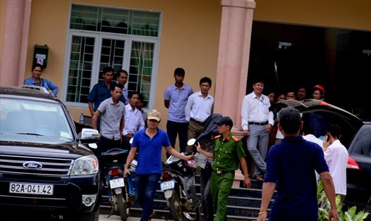 Lực lượng CA tỉnh Kon Tum dẫn giải 3 nghi phạm lên xe. Ảnh: T.H