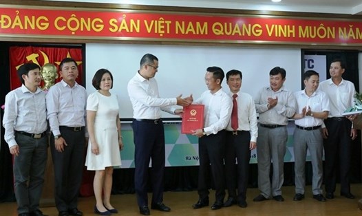 Thứ trưởng Bộ KH&CN, Trưởng ban Quản lý khu Công nghệ cao Hòa Lạc Phạm Đại Dương trao Quyết định đầu tư cho công ty ETC. Ảnh: PV