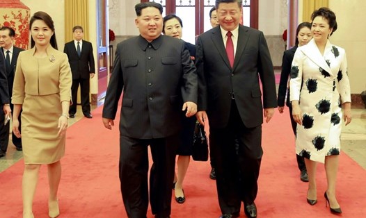 Vợ ông Kim Jong-un tháp tùng chồng thăm Trung Quốc. Ảnh: AFP. 