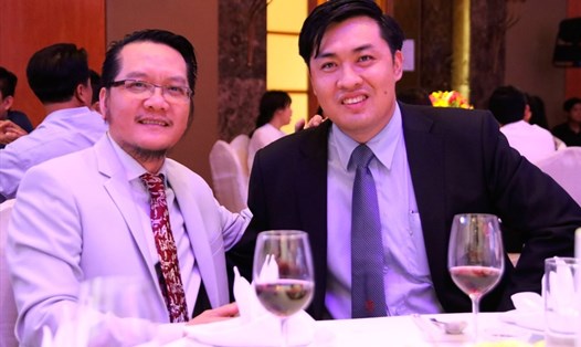 Ông Trần Văn Liêng (trái) được ông Cao Văn Chóng giới thiệu tham gia ứng cử vị trí chức Phó Chủ tịch phụ trách tài chính VFF khóa VIII . Ảnh: VC