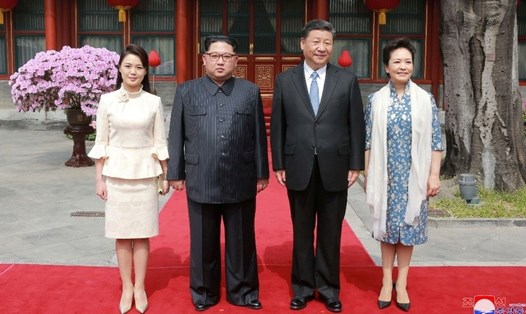 Chủ tịch Tập Cận Bình và Phu nhân Bành Lệ Viện tiếp nhà lãnh đạo Triều Tiên Kim Jong-un và phu nhân Ri Sol-ju. Ảnh: Reuters/KCNA
