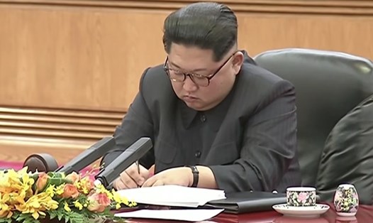 Ông Kim Jong-un chăm chú ghi chép. Ảnh: CCTV