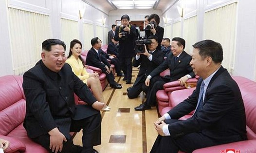 Ông Kim Jong-un tiếp quan chức Trung Quốc trên tàu. Ảnh: UPI