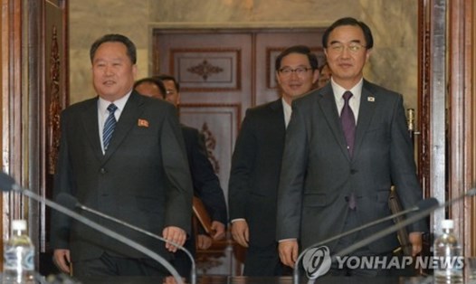 Bộ trưởng Thống nhất Hàn Quốc Cho Myoung-gyon (phải) và trưởng đoàn đàm phán cấp cao Triều Tiên Ri Son-gwon bước vào phòng hội nghị tại tòa nhà Tongilgak, phía bắc làng Bàn Môn Điếm ngày 29.3. Ảnh: Yonhap.
